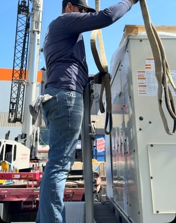 Rigging a packaged unit to a crane before the lift